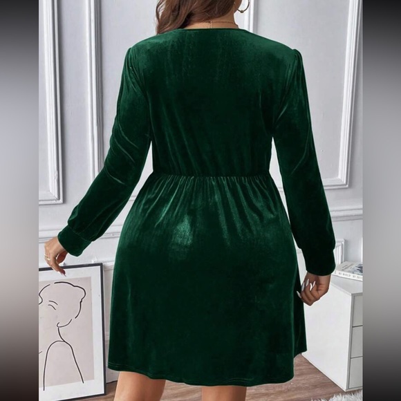 Luxe plus size twist front velvet dress - Picture 3 of 15